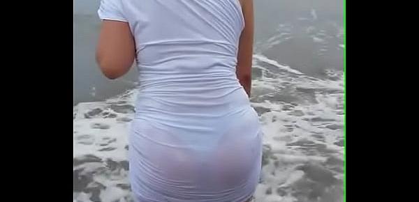  mi novia en la playa con su rica tanga marcada